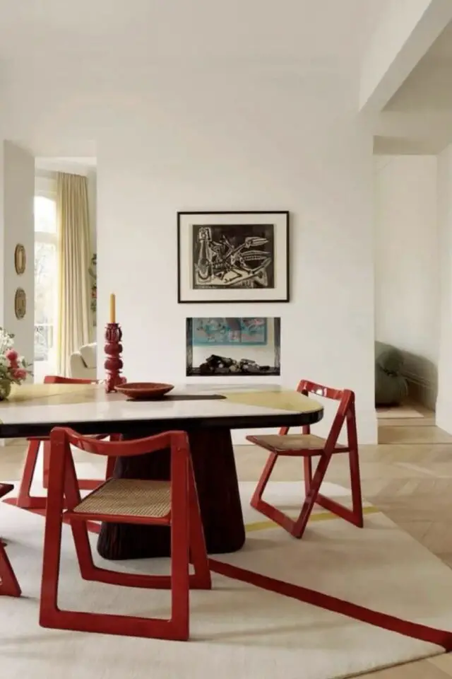 tendances déco 2026 salle à manger chic élégante chaise design rouge table angle arrondi tapis géométrique tendances déco 2026 salle à manger chic élégante chaise design rouge table angle arrondi tapis géométrique
