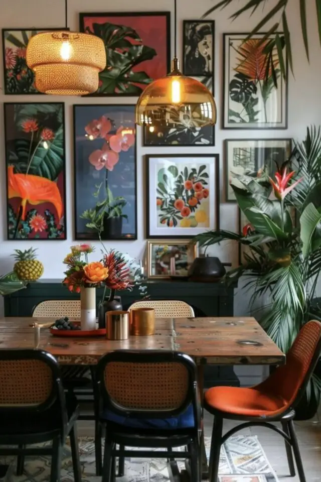 tendances déco 2026 salle à manger exemple décor éclectique plantes vertes galerie de cadres murale table ancienne en bois chaises dépareillées chic tendances déco 2026 salle à manger exemple décor éclectique plantes vertes galerie de cadres murale table ancienne en bois chaises dépareillées chic
