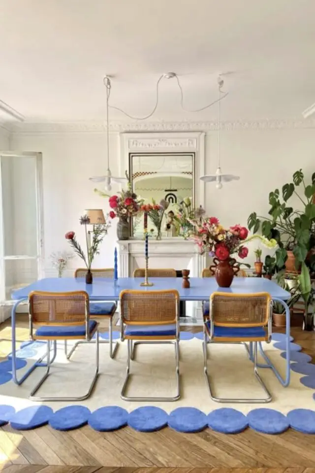 tendances déco 2026 salle à manger exemple moderne bleu table en métal tapis original mur blanc style appartement haussmannien tendances déco 2026 salle à manger exemple moderne bleu table en métal tapis original mur blanc style appartement haussmannien