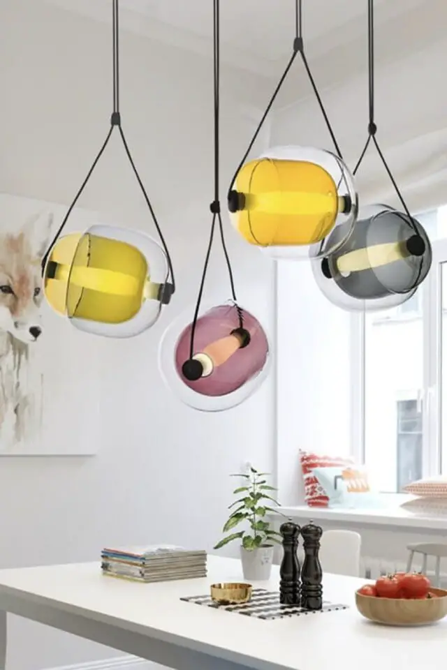 tendances déco 2026 salle à manger exemple luminaire design suspension verre coloré mauve jaune gris tendances déco 2026 salle à manger exemple luminaire design suspension verre coloré mauve jaune gris