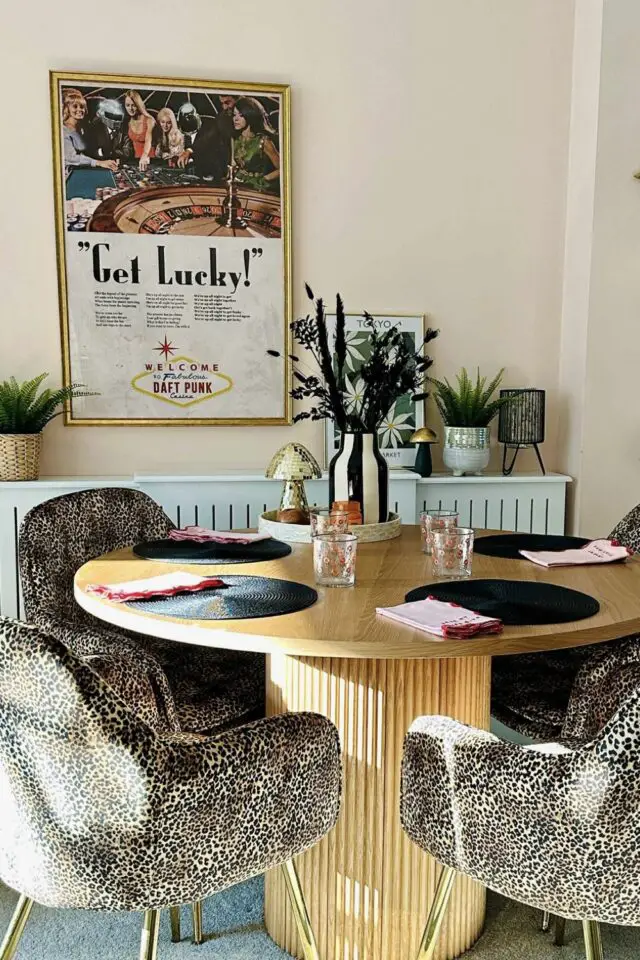 tendances déco 2026 salle à manger exemple coin repas moderne pied de table ronde texturé fauteuil rembourré motif léopard tendances déco 2026 salle à manger exemple coin repas moderne pied de table ronde texturé fauteuil rembourré motif léopard