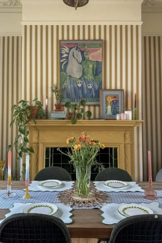 tendances déco 2026 salle à manger papier peint rayure cheminée peinture ocre table en bois élégant tendances déco 2026 salle à manger papier peint rayure cheminée peinture ocre table en bois élégant