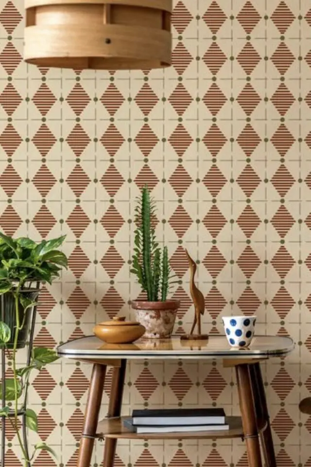 tendances déco 2026 salle à manger exemple papier peint beige rétro motif losange décor chaleureux tendances déco 2026 salle à manger exemple papier peint beige rétro motif losange décor chaleureux