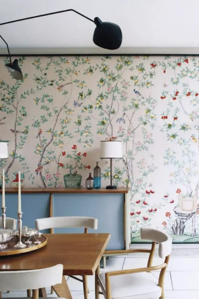tendances déco 2026 salle à manger papier peint floral printanier meuble enfilade bois et bleu ciel ambiance douce et fraîche tendances déco 2026 salle à manger papier peint floral printanier meuble enfilade bois et bleu ciel ambiance douce et fraîche