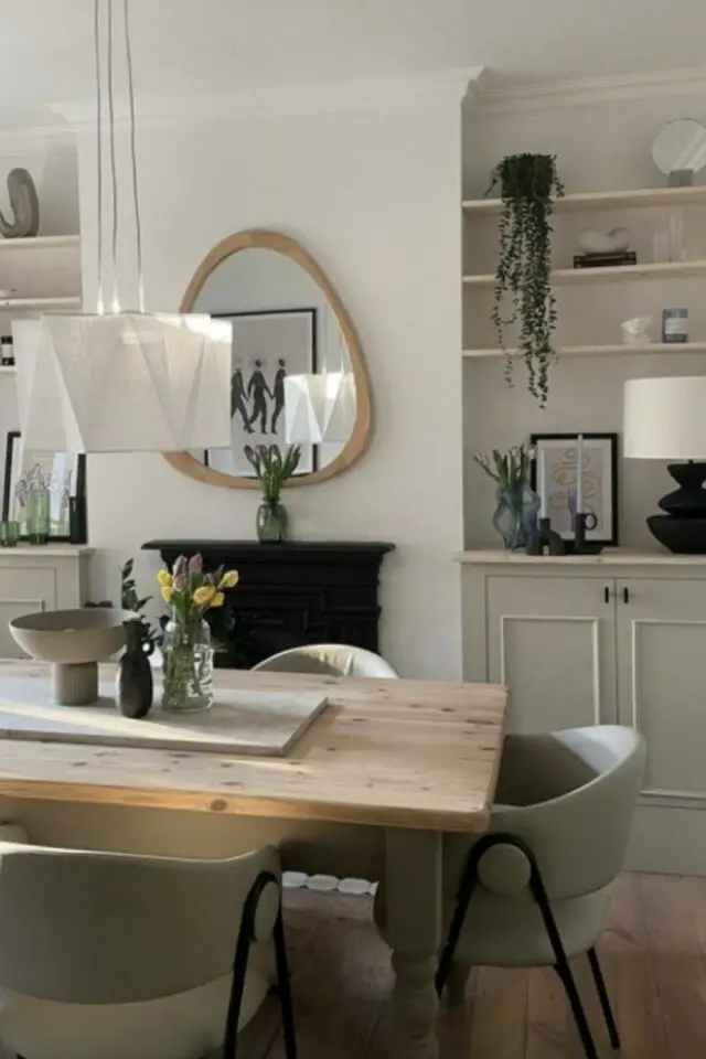 tendances déco 2026 salle à manger exemple chic et neutre peinture blanche miroir forme organique cheminée table en bois meuble sur-mesure tendances déco 2026 salle à manger exemple chic et neutre peinture blanche miroir forme organique cheminée table en bois meuble sur-mesure