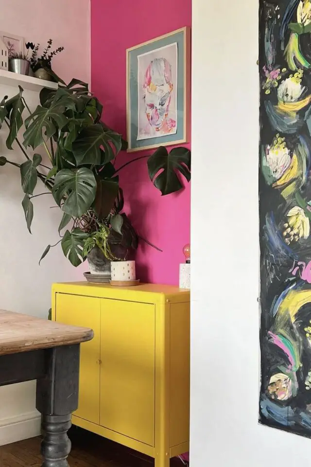 association de couleur déco jaune et fuchsia exemple pan de mur peinture rose meuble de rangement d'appoint jaune plante verte salle à manger moderne et colorée