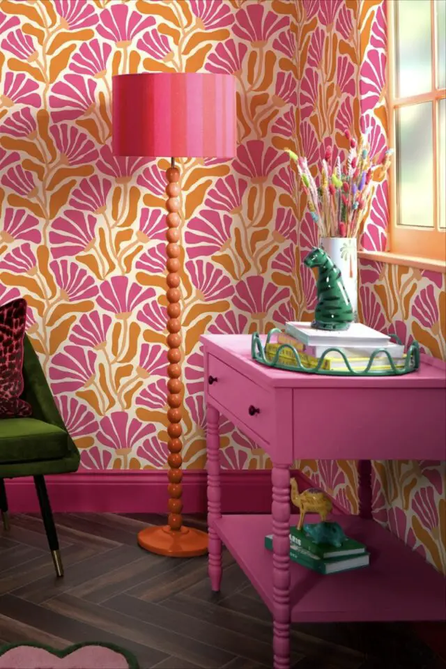 association de couleur déco jaune et fuchsia exemple papier peint rose et ocre meuble console peint lampadaire design original peinture plinthe 
