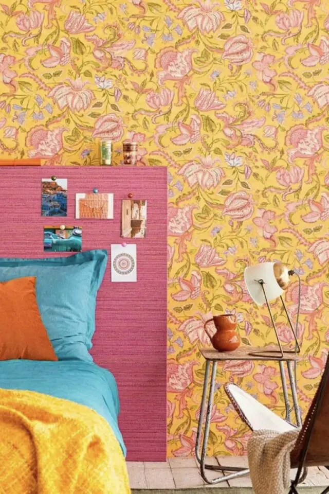 association de couleur déco jaune et fuchsia exemple papier peint floral tête de lit rose linge de lit bleu décor audacieux et plein de vie 