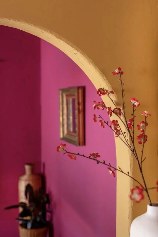 association de couleur déco jaune et fuchsia exemple peinture arche entre deux pièce contraste coloré peinture unie 