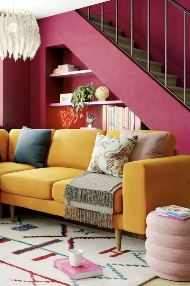 association de couleur déco jaune et fuchsia exemple salon séjour canapé jaune mur et escalier ouvert magenta étagère moderne 