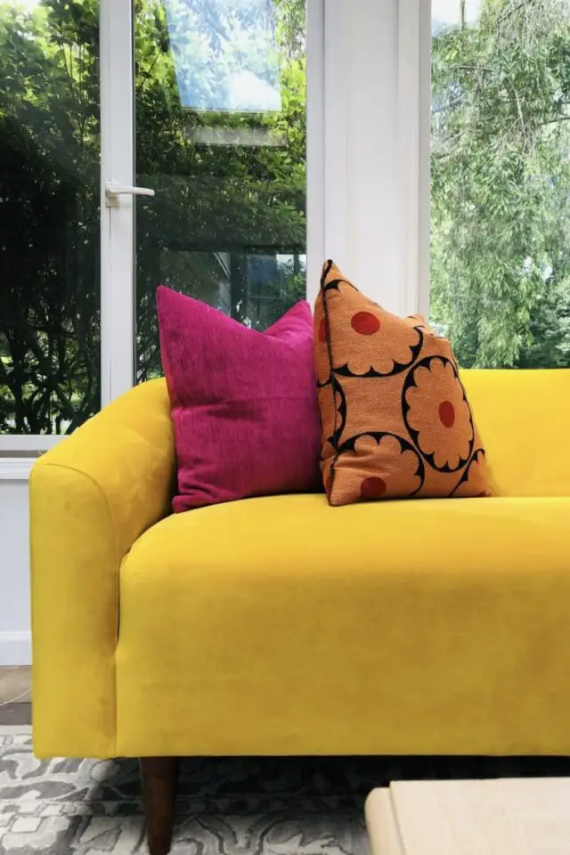 association de couleur déco jaune et fuchsia idées canapé coloré coussin idée salon contemporain 