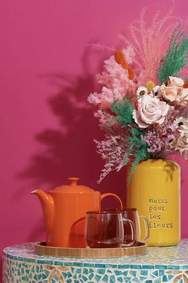 association de couleur déco jaune et fuchsia idées mur peint en rose accessoire décoratif vase "merci pour les fleurs" théière orange table en mosaïque 