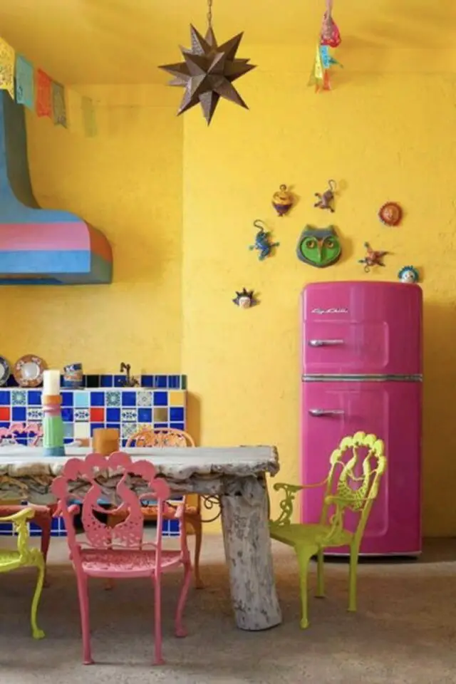 association de couleur déco jaune et fuchsia cuisine esprit color bloc peinture unie mur jaune frigo coloré rose chaises peintes 