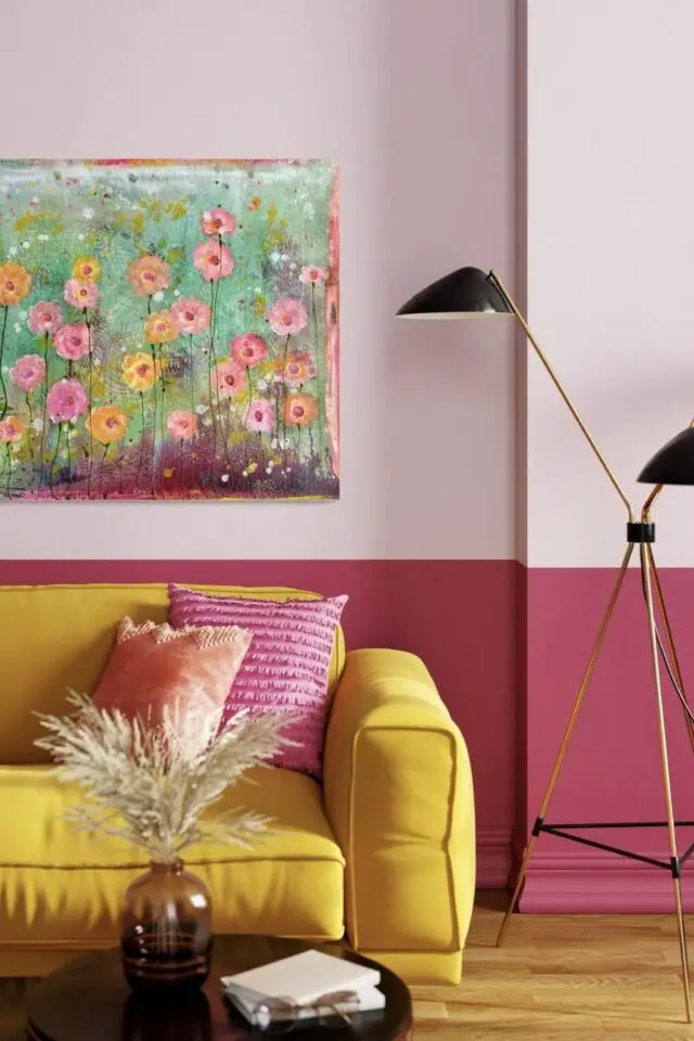association de couleur déco jaune et fuchsia salon soubassement peinture rose magenta canapé jaune tableau fleuri intérieur moderne 