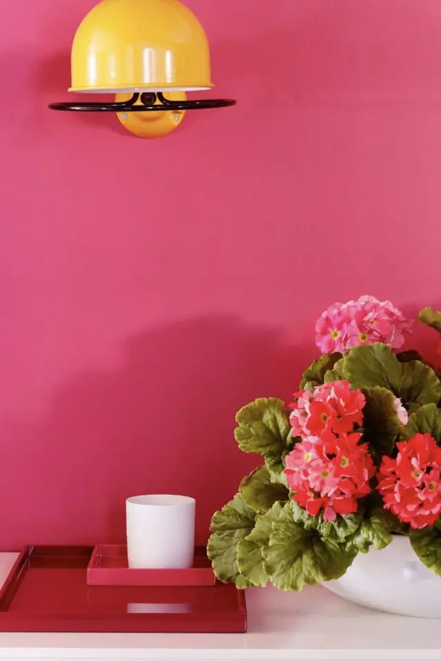 association de couleur déco jaune et fuchsia mur peinture rose applique murale coloré jaune décoration intérieur 