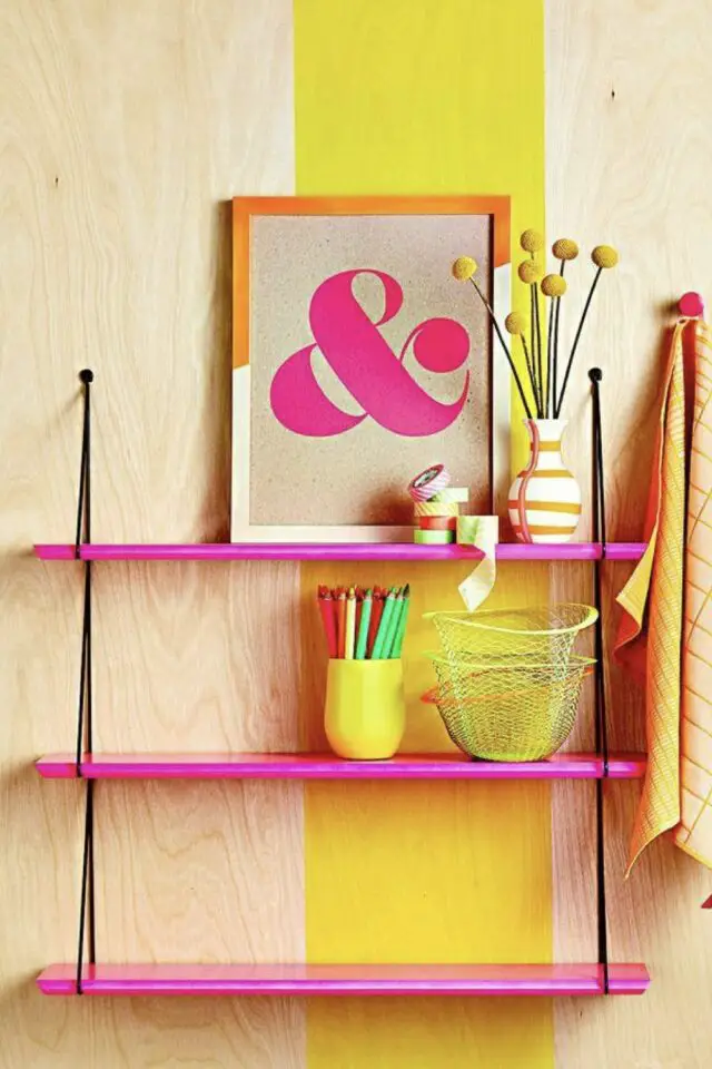 association de couleur déco jaune et fuchsia décoration murale bande de peinture jaune étagère rose ambiance moderne et colorée 