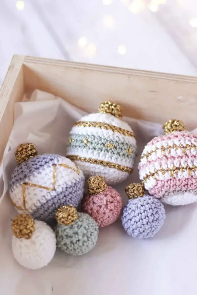 cadeau de noël à faire soi-même à poser sur la table invités boule de sapin en crochet loisir créatif bricolage de fête DIY cadeau de noël à faire soi-même à poser sur la table invités boule de sapin en crochet loisir créatif bricolage de fête DIY