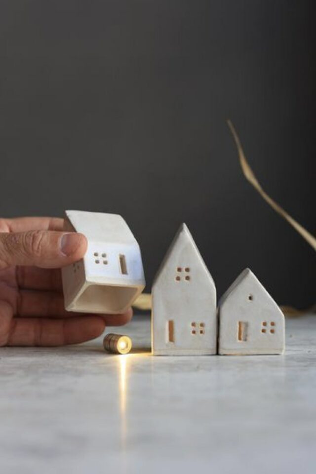 cadeau de noël à faire soi-même à poser sur la table invités maisonnette en argile auto-durcissante petit photophore bricolage facile cadeau de noël à faire soi-même à poser sur la table invités maisonnette en argile auto-durcissante petit photophore bricolage facile