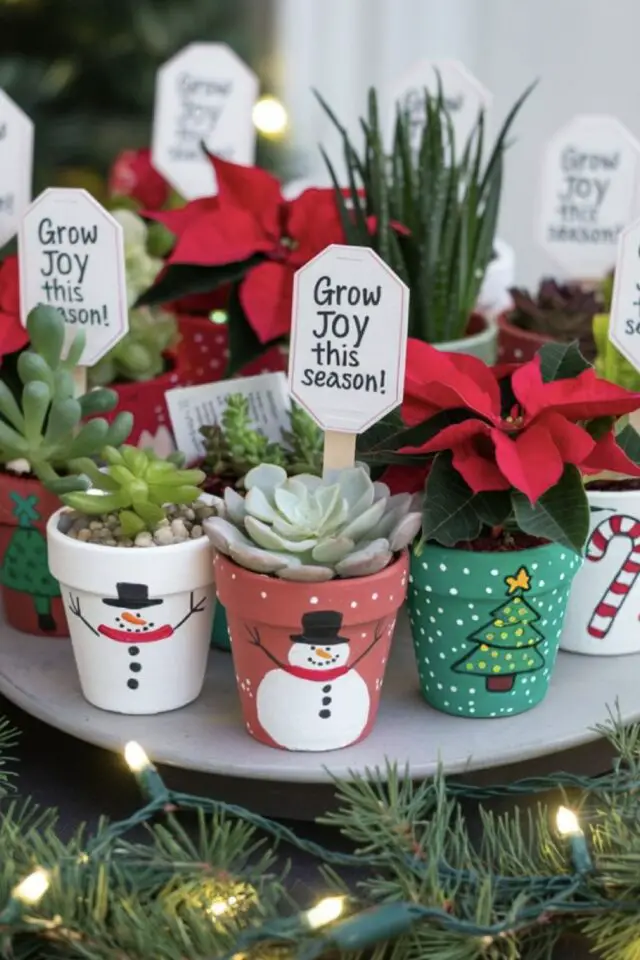cadeau de noël à faire soi-même à poser sur la table invités petit pot de fleurs avec plantes grasses cache-pot customisé peinture cadeau de noël à faire soi-même à poser sur la table invités petit pot de fleurs avec plantes grasses cache-pot customisé peinture