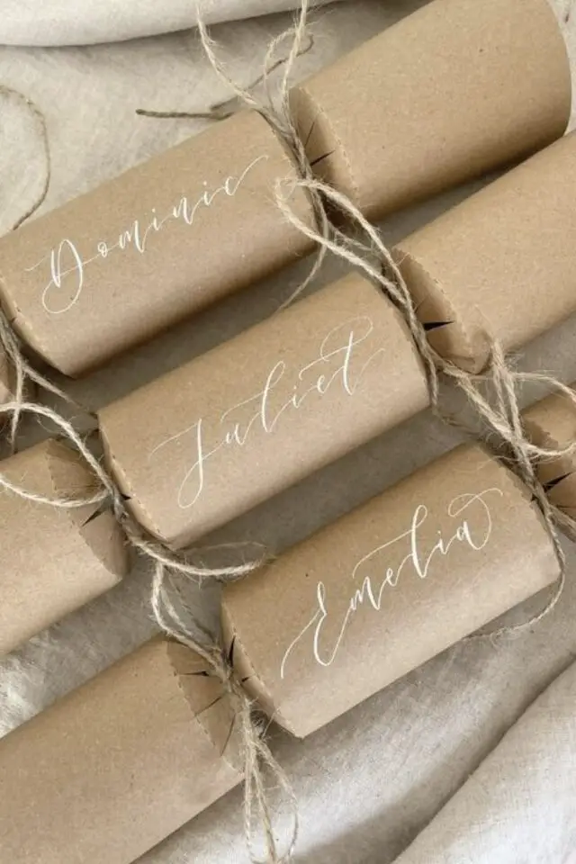 cadeau de noël à faire soi-même à poser sur la table invités crackers papillotes en papier kraft jolie typo feutre blanc cadeau de noël à faire soi-même à poser sur la table invités crackers papillotes en papier kraft jolie typo feutre blanc