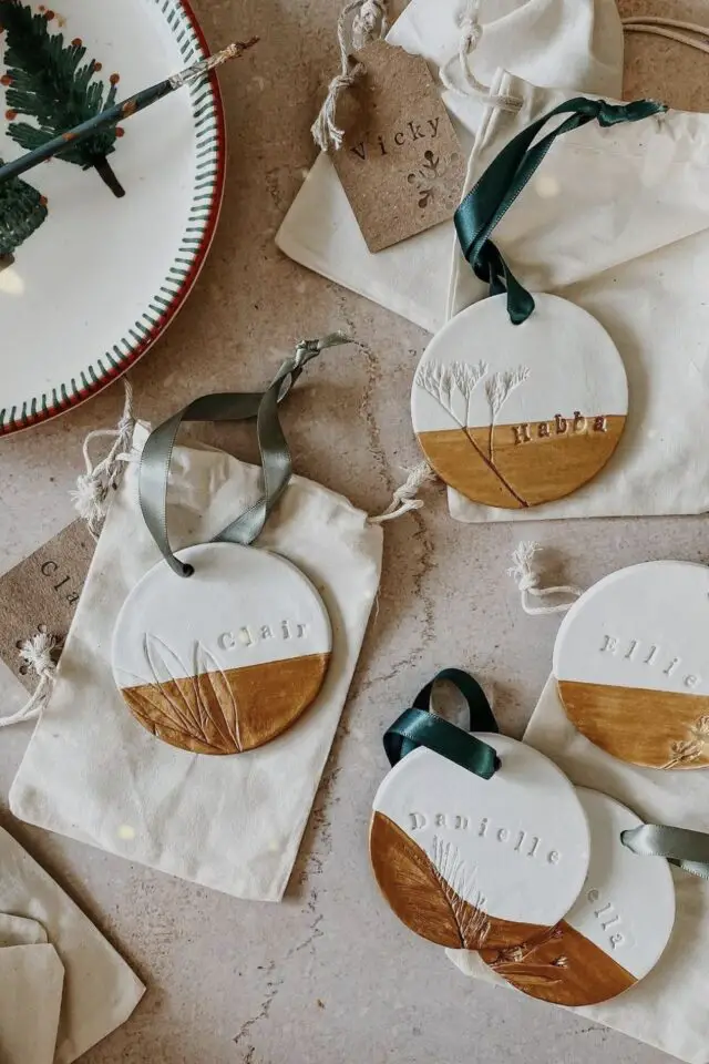 cadeau de noël à faire soi-même à poser sur la table invités petite déco de sapin en argile auto-durcissante gravée et peinte facile à faire cadeau de noël à faire soi-même à poser sur la table invités petite déco de sapin en argile auto-durcissante gravée et peinte facile à faire