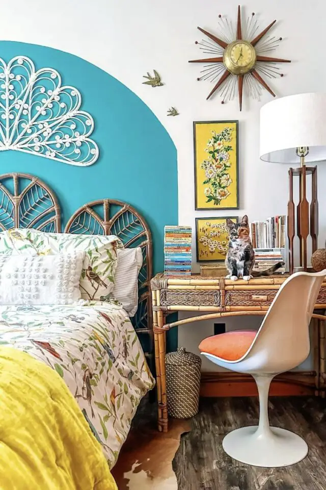 chambre parentale tendances déco 2026 personnel originale peinture arche mur petit bureau et tête de lit en rotin décor éclectique chaise de bureau vintage chambre parentale tendances déco 2026 personnel originale peinture arche mur petit bureau et tête de lit en rotin décor éclectique chaise de bureau vintage