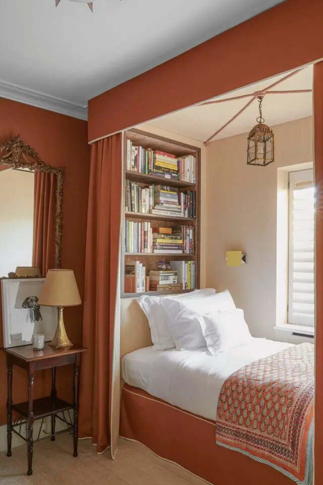 chambre adulte tendances déco 2026 aménagement alcôve chic avec rideaux orange et écru esprit classique chambre adulte tendances déco 2026 aménagement alcôve chic avec rideaux orange et écru esprit classique