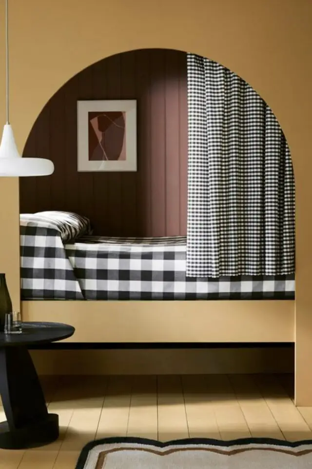 chambre parentale tendances déco 2026 alcôve aménagement cintré arche rideaux vichy noir et blanc contraste couleurs terreuse marron et jaune chambre parentale tendances déco 2026 alcôve aménagement cintré arche rideaux vichy noir et blanc contraste couleurs terreuse marron et jaune