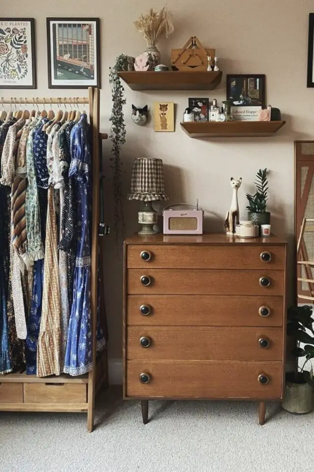 chambre parentale tendances déco 2026 commode vintage portant à vêtement en bois petites étagères murales chambre parentale tendances déco 2026 commode vintage portant à vêtement en bois petites étagères murales