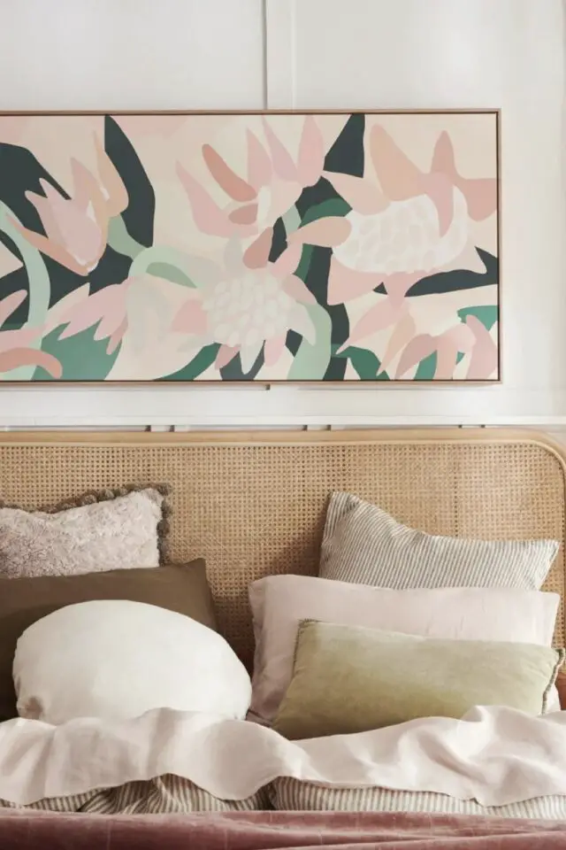 décoration chambre tendances 2026 grande déco murale encadrée couleur nature vert rose beige dessus tête de lit en cannage décoration chambre tendances 2026 grande déco murale encadrée couleur nature vert rose beige dessus tête de lit en cannage