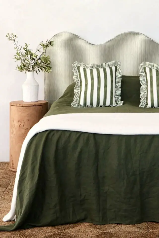 déco chambre tendances 2026 tête de lit arrondie ondulée tissus fines rayures vertes et blanches déco chambre tendances 2026 tête de lit arrondie ondulée tissus fines rayures vertes et blanches