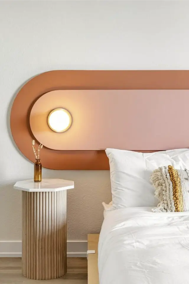 décoration chambre tendances 2026 tête de lit angle arrondi deux couleurs terracotta avec luminaire intégré douceur et moderne décoration chambre tendances 2026 tête de lit angle arrondi deux couleurs terracotta avec luminaire intégré douceur et moderne