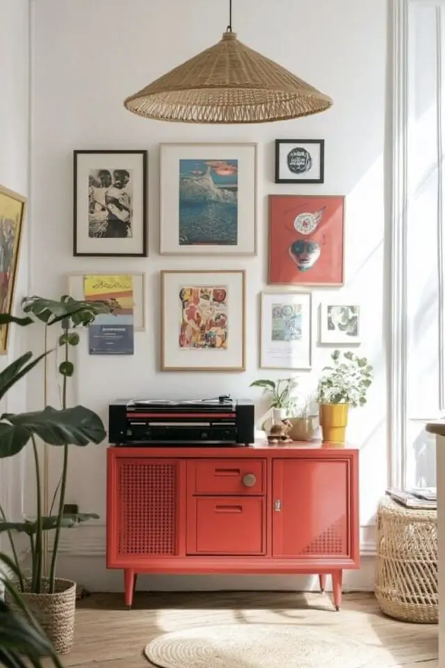 déco mur salon cadres galerie murale moderne mix d'affiches encadrées dessus petit buffet déco mur salon cadres galerie murale moderne mix d'affiches encadrées dessus petit buffet