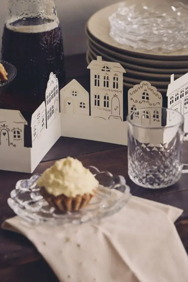 déco de Noël haut de gamme Søstrene Grene décoration de table en papier décor maisonnettes traditionnelles déco de Noël haut de gamme Søstrene Grene décoration de table en papier décor maisonnettes traditionnelles