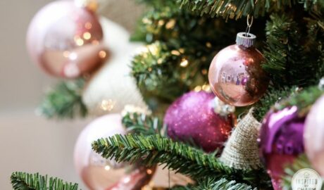 déco de Noël vert et rose exemples ambiance moderne féminine et chic décoration sapin maison table de fêtes