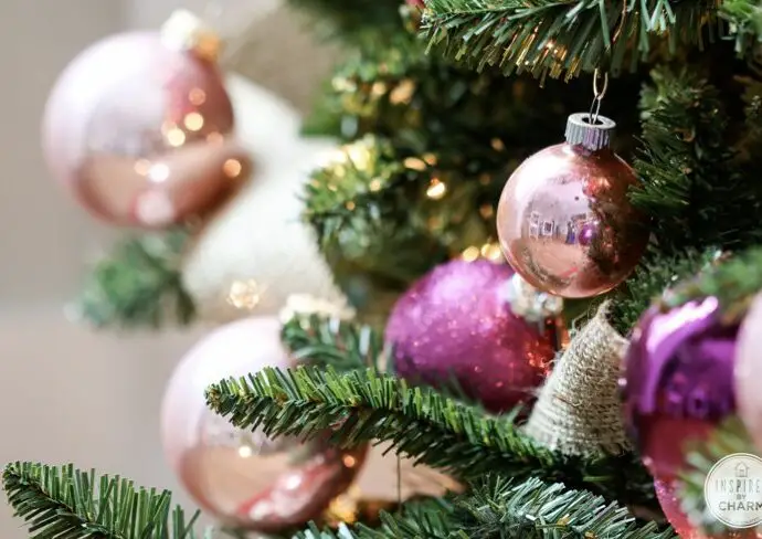 déco de Noël vert et rose exemples ambiance moderne féminine et chic décoration sapin maison table de fêtes