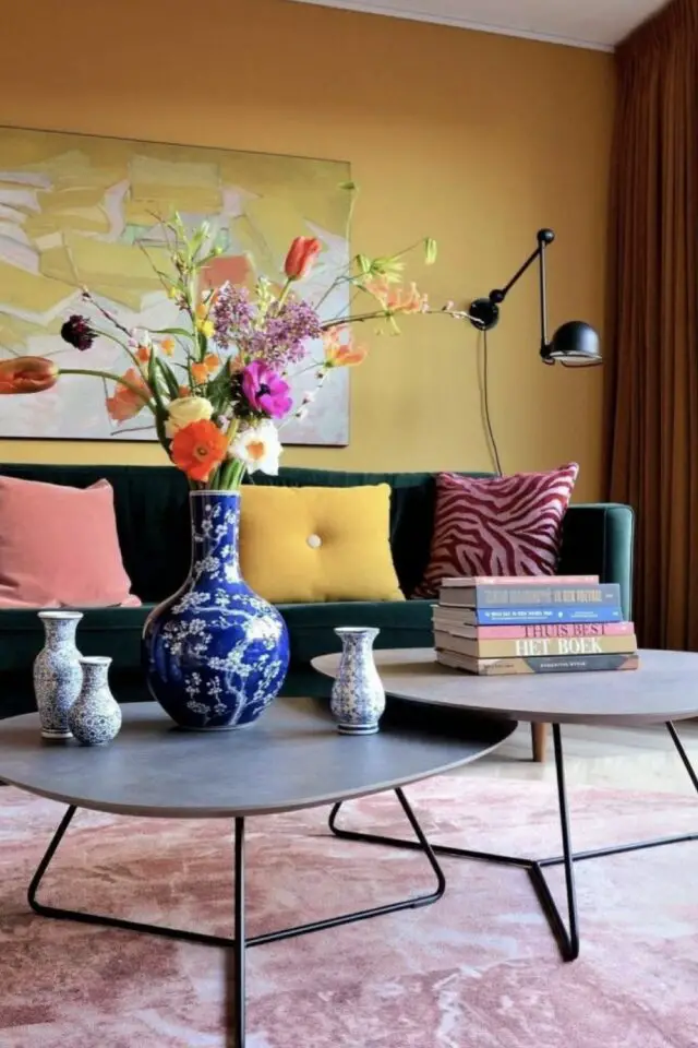 applique murale déco salon luminiare appoint articulé mur jaune lampe noire canapé vert ambiance moderne colorée