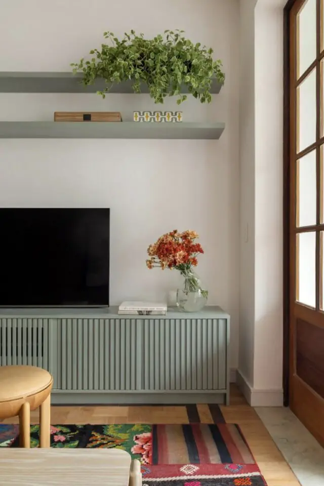 décoration murale télévision salon étagères modernes au dessus de l'écran pièce à vivre familiale décoration murale télévision salon étagères modernes au dessus de l'écran pièce à vivre familiale