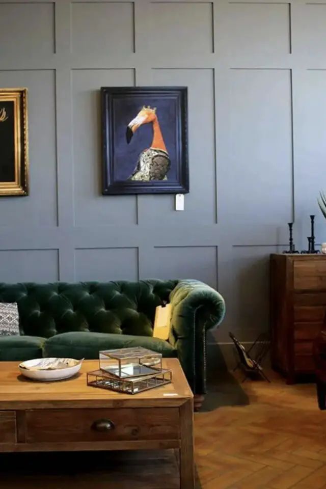 décoration murale salon peinture moulures modernes en ton sur ton canapé Chesterfiled en velours vert décoration murale salon peinture moulures modernes en ton sur ton canapé Chesterfiled en velours vert