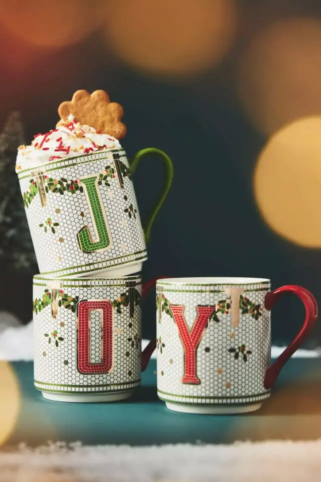 décoration de Noël haut de gamme Anthropologie mug déco monogramme effet mosaïque rouge et vert décoration de Noël haut de gamme Anthropologie mug déco monogramme effet mosaïque rouge et vert
