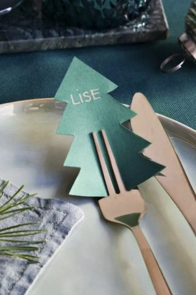 Noël DIY marque-place à fabriquer soi-même découpage papier épais vert forme de sapin coincé dans la fourchette facile et rapide à faire Noël DIY marque-place à fabriquer soi-même découpage papier épais vert forme de sapin coincé dans la fourchette facile et rapide à faire