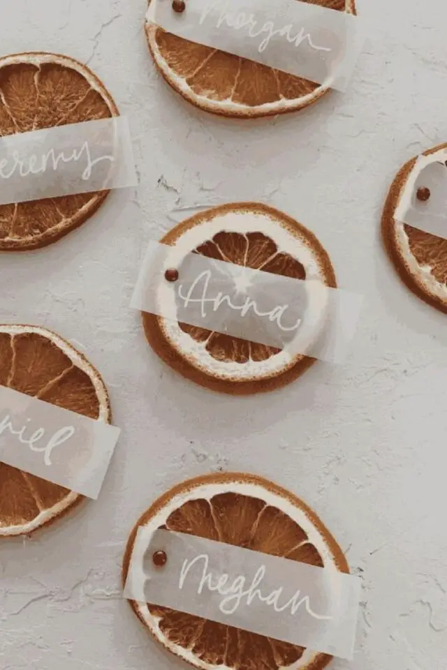 Noël DIY marque-place à fabriquer soi-même rondelle d'orange séchées feuille de papier calque feutre blanc Noël DIY marque-place à fabriquer soi-même rondelle d'orange séchées feuille de papier calque feutre blanc
