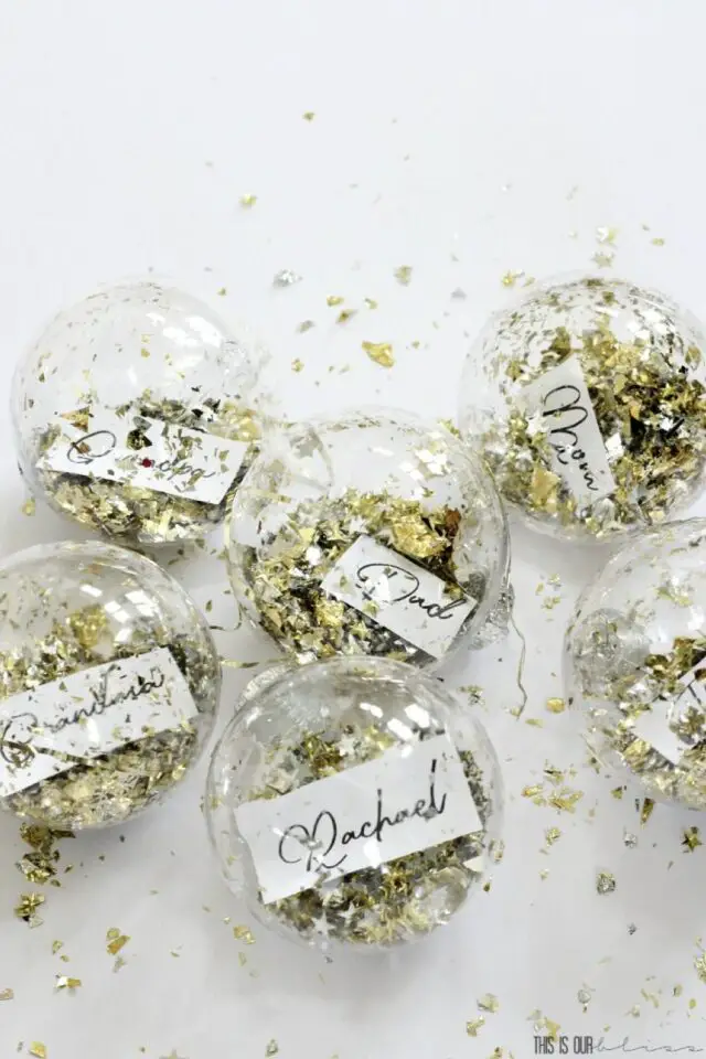 Noël bricolage marque-place déco de table boule de noël transparente petite étiquette blanche avec jolie typo paillettes d'or Noël bricolage marque-place déco de table boule de noël transparente petite étiquette blanche avec jolie typo paillettes d'or