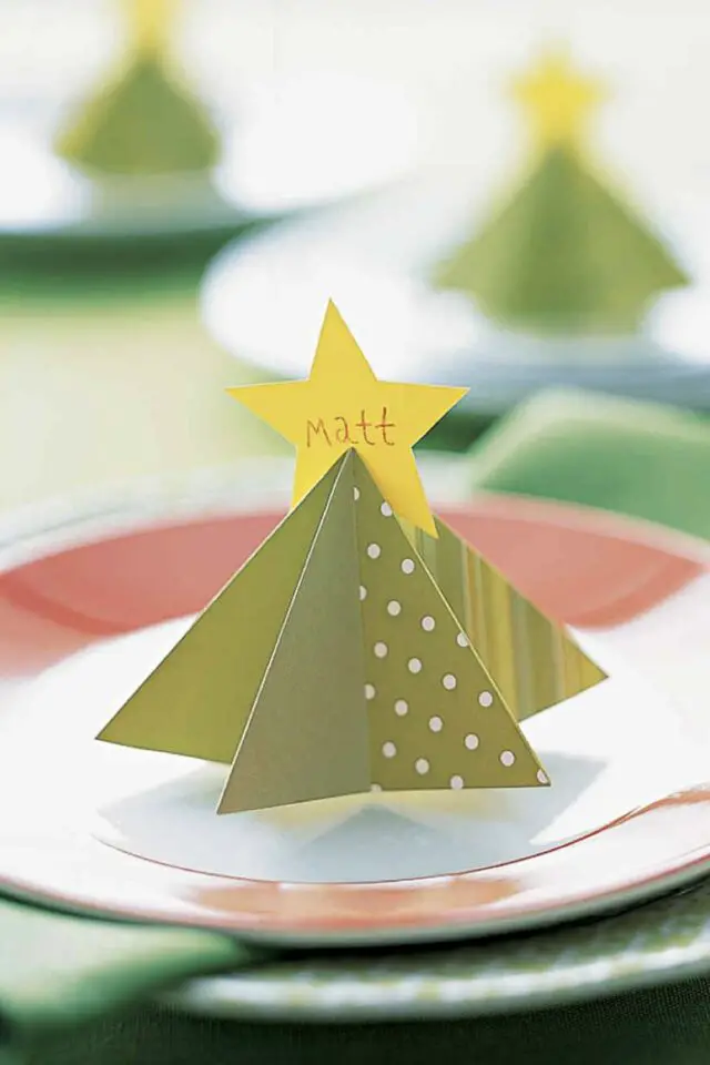 Noël bricolage marque-place déco de table papier scrapbooking arbre de Noël petit sapin avec étoile collage facile Noël bricolage marque-place déco de table papier scrapbooking arbre de Noël petit sapin avec étoile collage facile