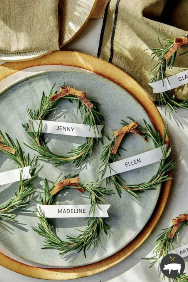 marque-place Noël à fabriquer soi-même étiquette prénom petite couronne avec du romarin et ruban marque-place Noël à fabriquer soi-même étiquette prénom petite couronne avec du romarin et ruban