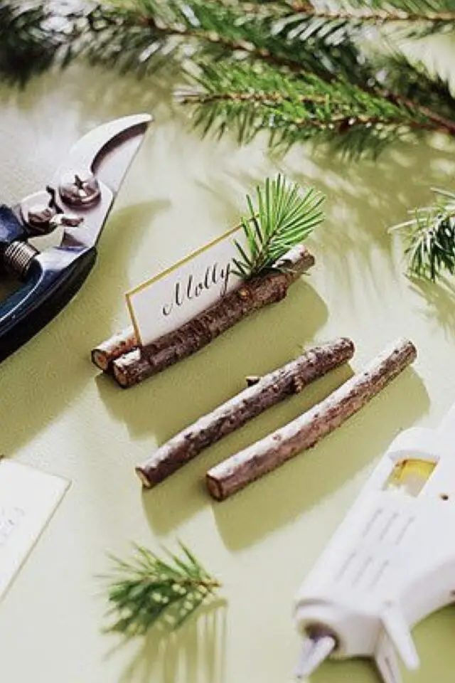 marque-place Noël à fabriquer soi-même facile à faire petite branche étiquette imprimée colle déco table nature et DIY marque-place Noël à fabriquer soi-même facile à faire petite branche étiquette imprimée colle déco table nature et DIY