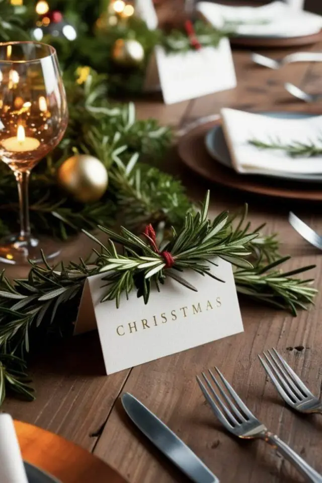 marque-place Noël à fabriquer soi-même étiquette pliée élégante branche de romarin petite ficelle rouge marque-place Noël à fabriquer soi-même étiquette pliée élégante branche de romarin petite ficelle rouge