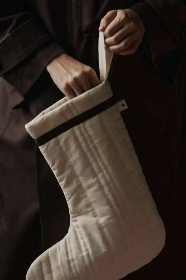 déco Noël haut de gamme Ferm Living Chaussette de Noël matelassée déco Noël haut de gamme Ferm Living Chaussette de Noël matelassée