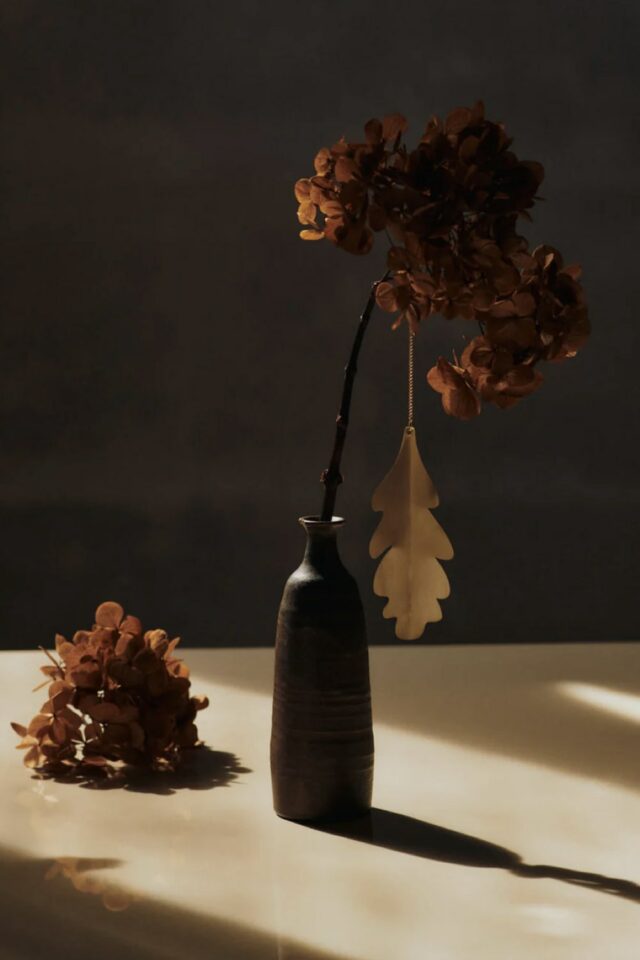 déco Noël haut de gamme Ferm Living Ornements en laiton en forme de feuille de chêne déco Noël haut de gamme Ferm Living Ornements en laiton en forme de feuille de chêne