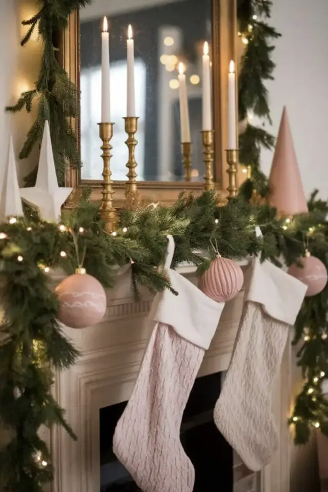 Noël décoration vert et rose décor de cheminée élégante chic et féminine chaussettes à suspendre bougeoirs dorés branche de sapin boules colorées